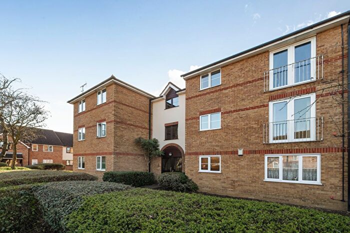 2 Bedroom Flat For Sale In Beaufort Close, Chingford, E4