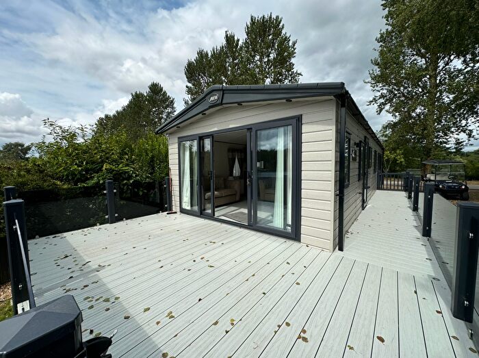2 Bedroom Mobile/park Home For Sale In Sleaford Road, Tattershall, Lincoln, LN4