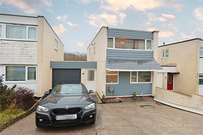 3 Bedroom Link Detached House For Sale In Lizard Close, Plymouth, Devon, PL6