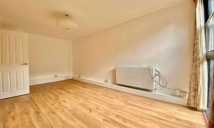 3 Bedroom Flat To Rent In Flat, Priory House, Rampayne Street, London, SW1V