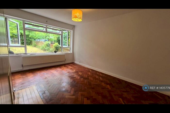 2 Bedroom Flat To Rent In Raymond Close, London, SE26