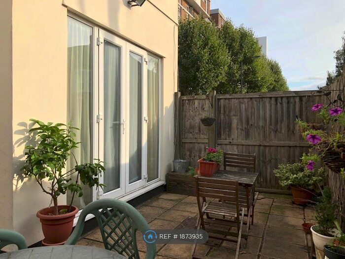 2 Bedroom Flat To Rent In Silvermere Road, London, SE6