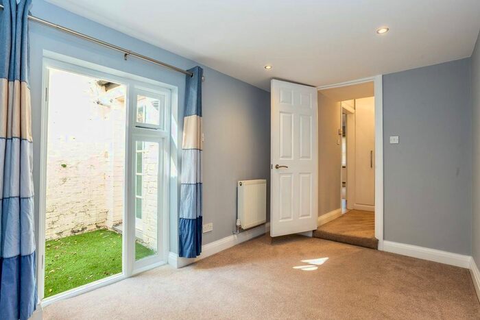 1 Bedroom Flat To Rent In Wadham Road, Putney, London, SW15