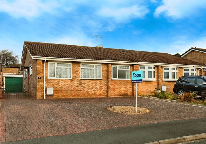 2 Bedroom Semi-Detached Bungalow For Sale In Hylton Road, Evesham, WR11