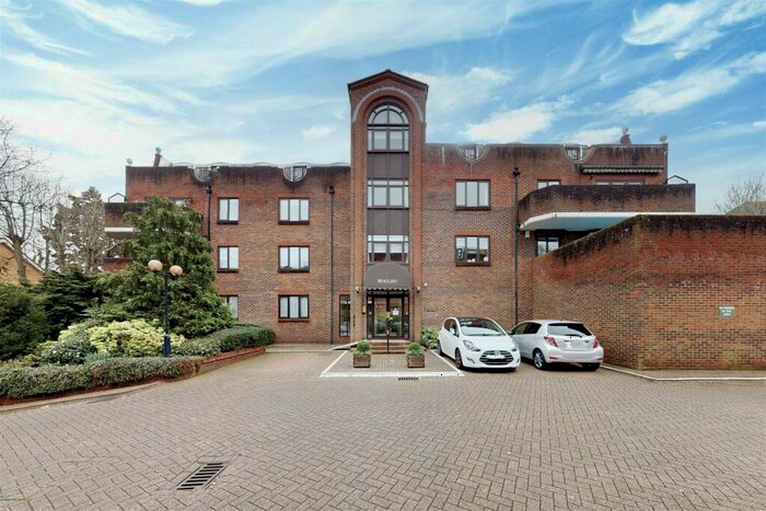 3 Bedroom Flat To Rent In Holders Hill Road, London, NW4