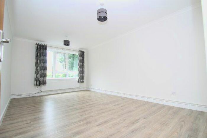 2 Bedroom Flat To Rent In Foxgrove Road, Beckenham, BR3