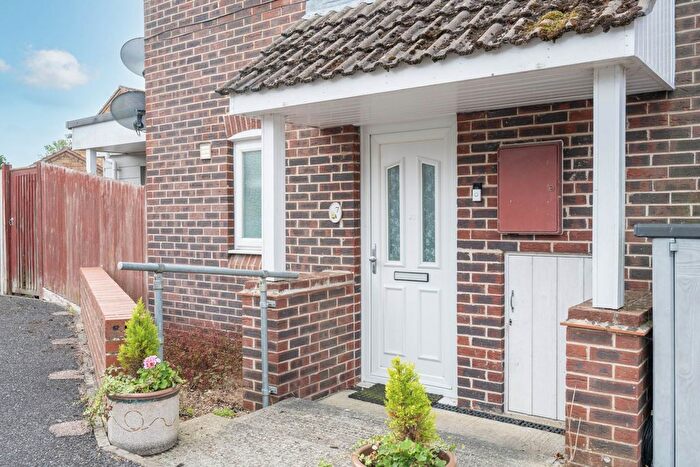 2 Bedroom Maisonette To Rent In Camelot Close, Southwater, RH13