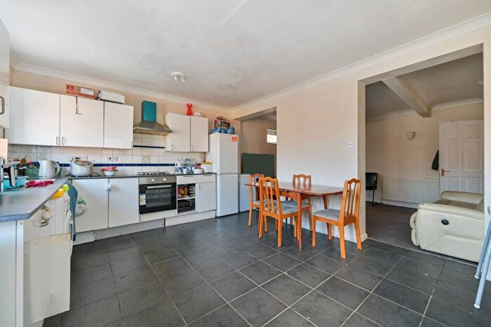 4 Bedroom Detached House For Sale In St. Pauls Avenue, Slough, SL2