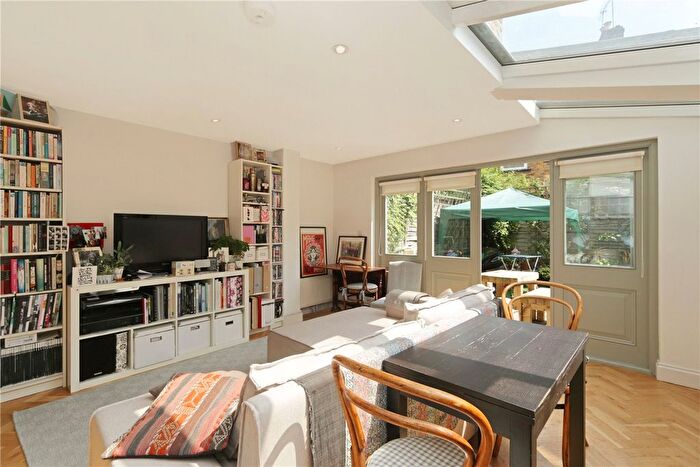 2 Bedroom Flat To Rent In Clifton Avenue, London, W12