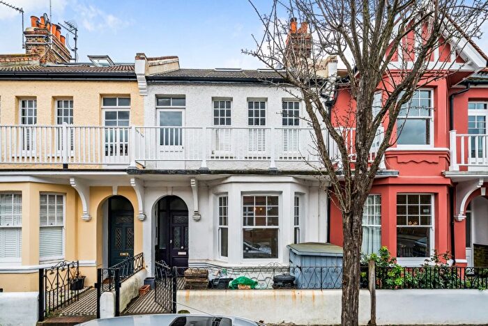 2 Bedroom Flat To Rent In Thornton Road, East Sheen, London, SW14