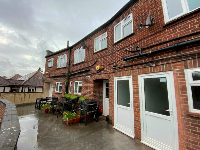 1 Bedroom Flat To Rent In High Street, Banstead, Surrey, SM7