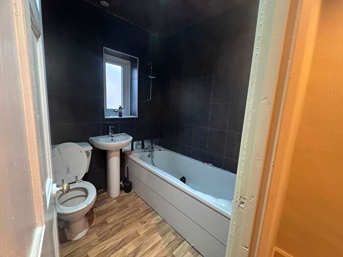 3 Bedroom Terraced House To Rent In Vale Close, Huddersfield, HD5