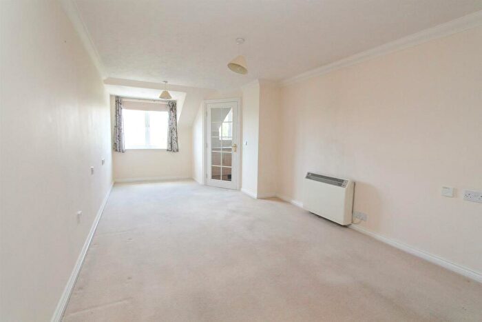 1 Bedroom Apartment For Sale In Hampton Lodge, Cavendish Road, South Sutton, SM2