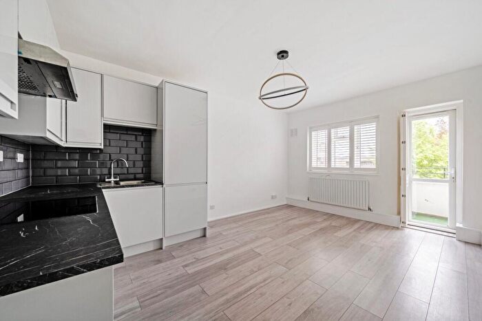 2 Bedroom Flat For Sale In Lochinvar Street, Balham, London, SW12