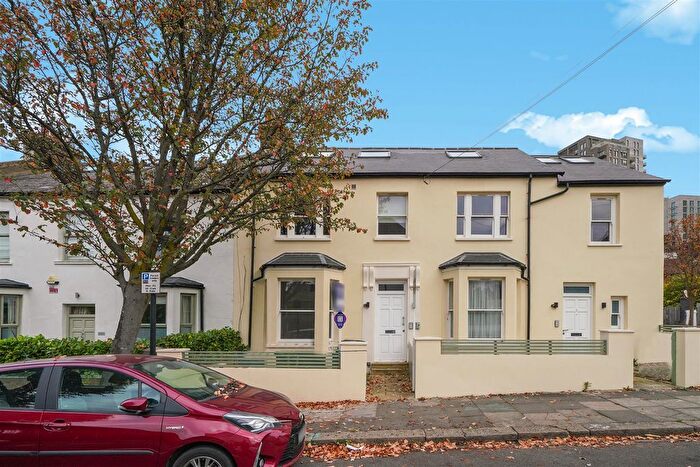 2 Bedroom Flat For Sale In Brougham Road, Acton, W3