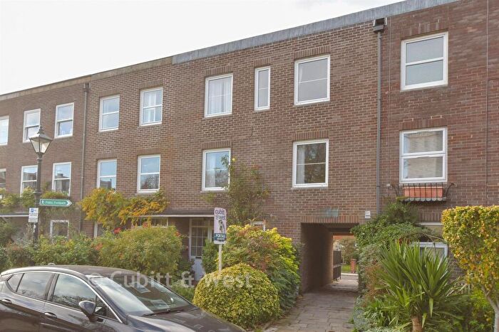 3 Bedroom Town House For Sale In Oyster Street, Portsmouth, Hampshire, PO1