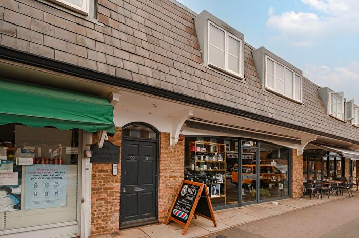 1 Bedroom Flat For Sale In Hollyhedge Road, Cobham, KT11