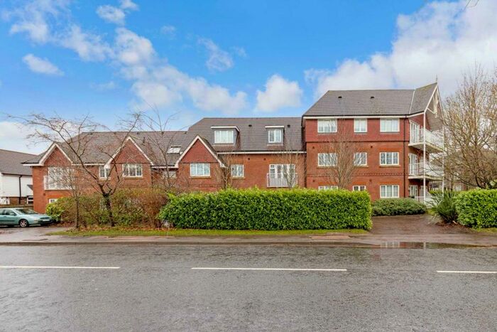 3 Bedroom Flat To Rent In Hurst Court, Horsham, RH12