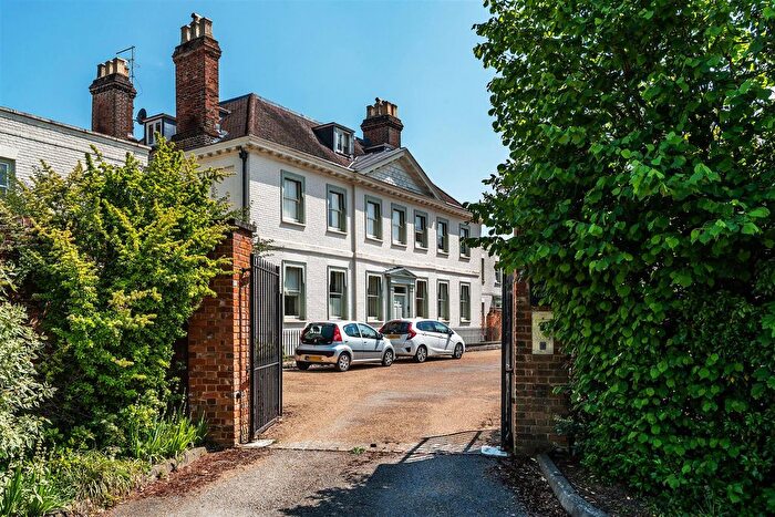 1 Bedroom Flat For Sale In Parkers Lane, Ashtead, KT21