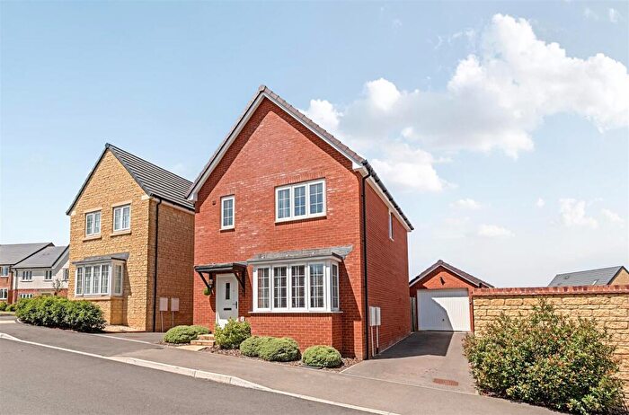 3 Bedroom Detached House For Sale In Hunters Field, Chippenham, SN14
