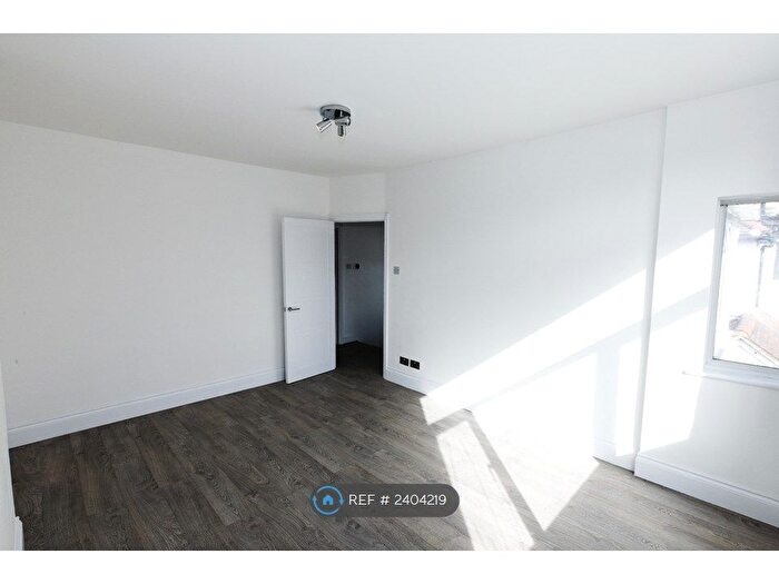 1 Bedroom Flat To Rent In Parkside Way, Harrow, Middlesex, HA2
