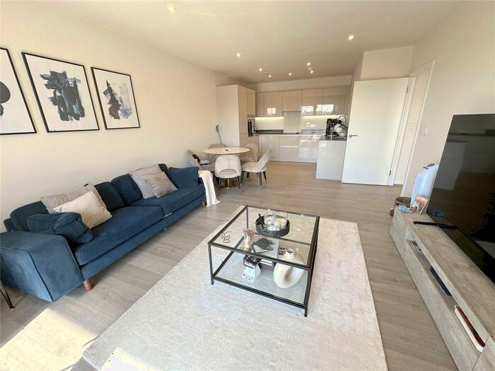 2 Bedroom Flat To Rent In Bittacy Hill, London, NW7