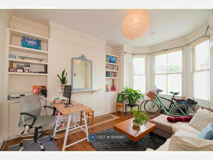 2 Bedroom Flat To Rent In Millbrook Road, London, SW9