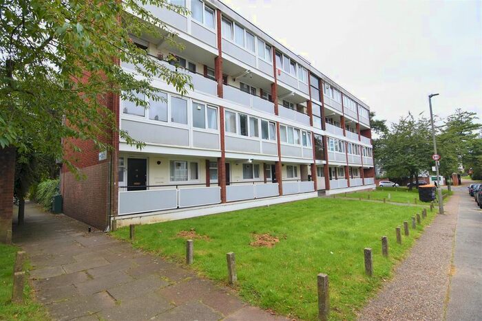 4 Bedroom Flat To Rent In Bordon Walk, London, SW15
