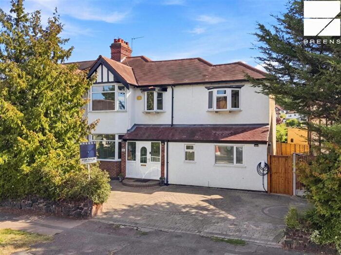 4 Bedroom Semi-Detached House For Sale In Lynton Road, E4
