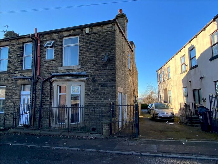 3 Bedroom Semi-Detached House To Rent In Staincliffe Road, Dewsbury, WF13