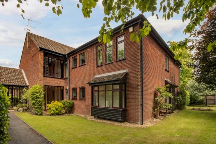 2 Bedroom Flat To Rent In Snells Wood, Cokes Lane, Little Chalfont, HP7
