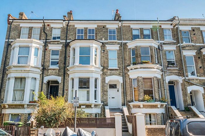 2 Bedroom Flat For Sale In Coverdale Road, Shepherd's Bush, London, W12