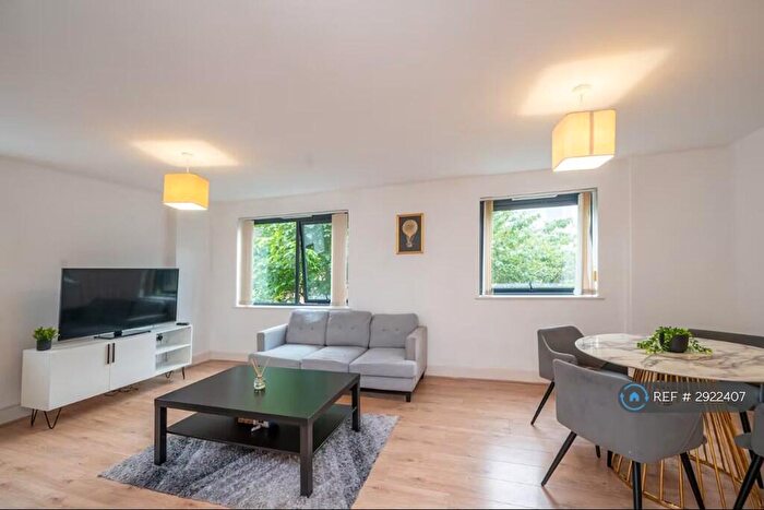 2 Bedroom Flat To Rent In Regal Court, Birmingham, B15