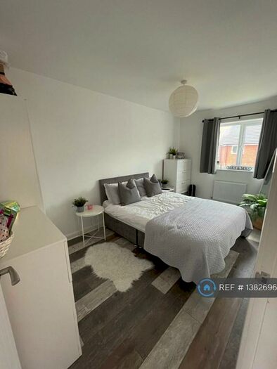 3 Bedroom Semi-Detached House To Rent In Lomas Close, Manchester, M5