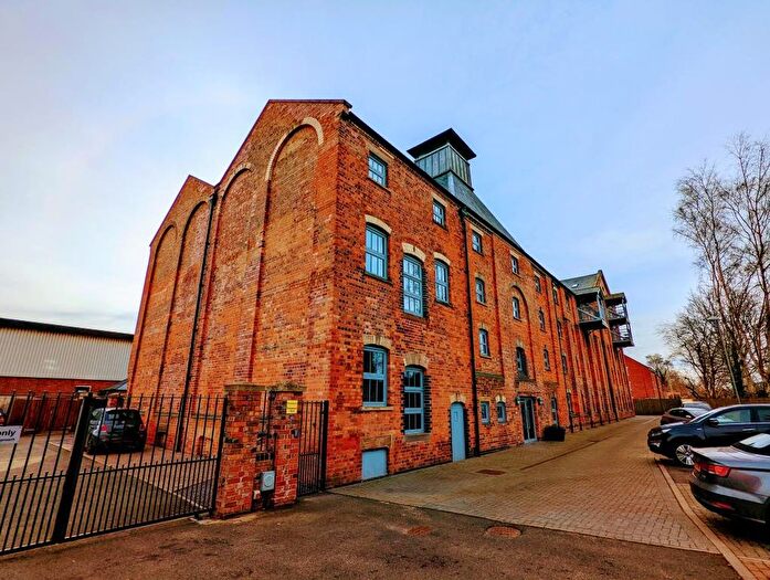 3 Bedroom Flat To Rent In Cairns Close, Lichfield, WS14