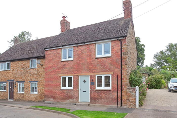 2 Bedroom Cottage To Rent In Castle Street, Deddington, Banbury, OX15
