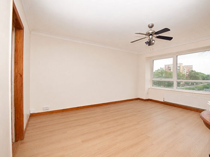 Block Of Flats To Rent In Cranbrook Road, Ilford, IG2