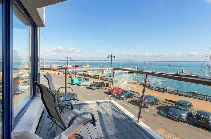 2 Bedroom Apartment To Rent In Number One The Parade, Cowes, PO31