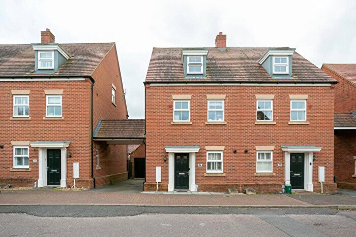 3 Bedroom Semi-Detached House To Rent In Shearwater Road, Hemel Hempstead, HP3