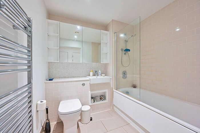 1 Bedroom Flat To Rent In Sayer Street, Elephant And Castle, London, SE17