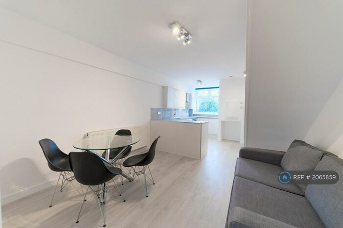 3 Bedroom Maisonette To Rent In Johnson House, Bethnal Green, E2