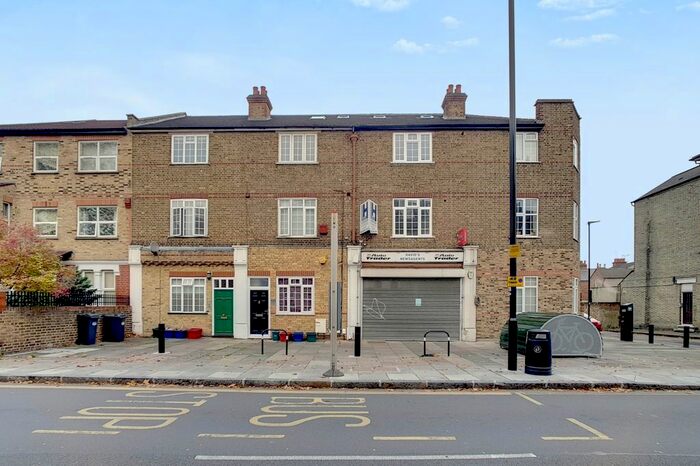 3 Bedroom Flat To Rent In Windmill Road, Brentford, Middlesex, TW8