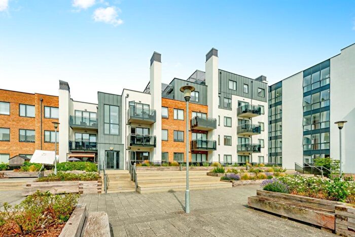 2 Bedroom Flat For Sale In Russells Crescent, Horley, RH6