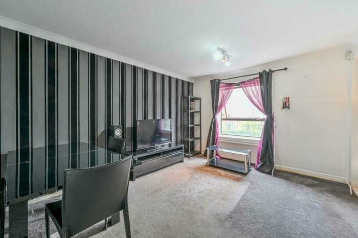 2 Bedroom Flat To Rent In Horseshoe Close, Isle Of Dogs, London, E14