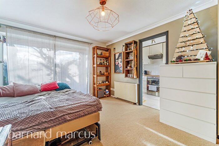 1 Bedroom Flat For Sale In Deerhurst Close, Feltham, TW13