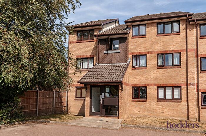 1 Bedroom Flat For Sale In Tucker Road, Ottershaw, Surrey, KT16