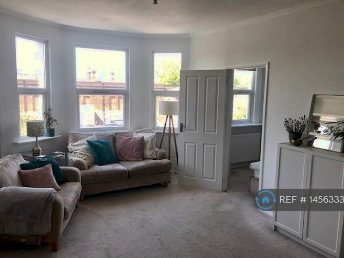 2 Bedroom Flat To Rent In Avenue Park Road, London, SE27