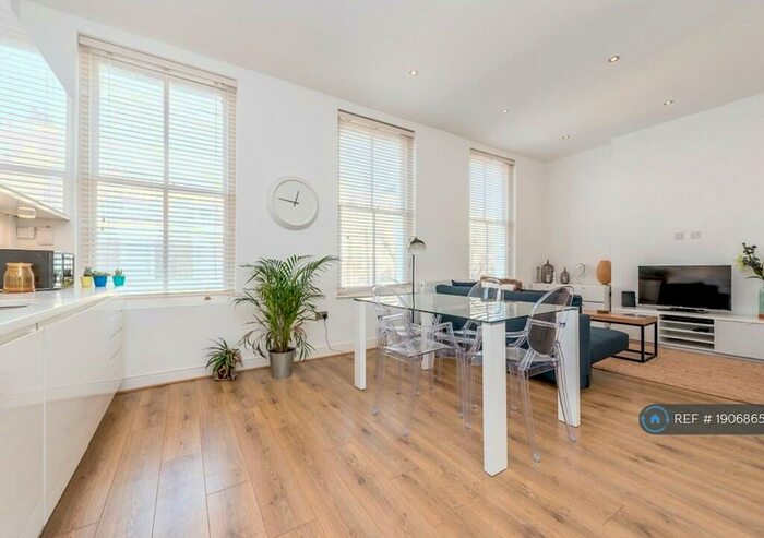 1 Bedroom Flat To Rent In First Floor Packington Street, London, N1