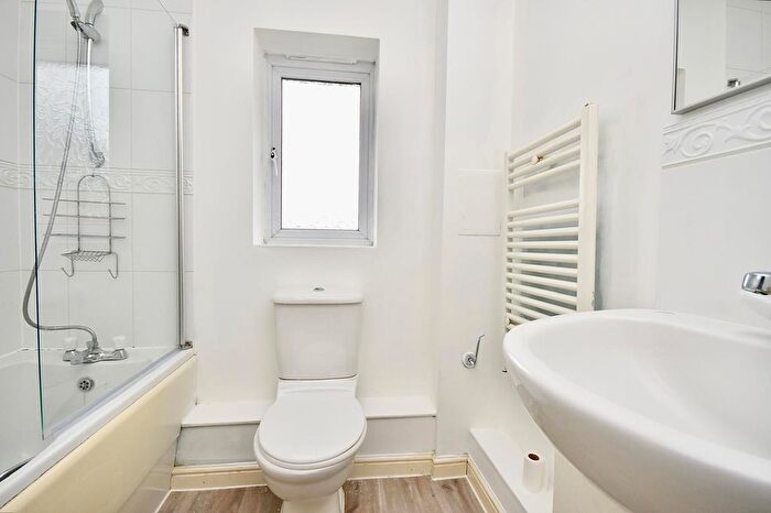 2 Bedroom Flat For Sale In Clay Furlong, Leighton Buzzard, LU7