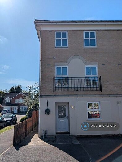 4 Bedroom Semi-Detached House To Rent In Hurworth Avenue, Slough, SL3